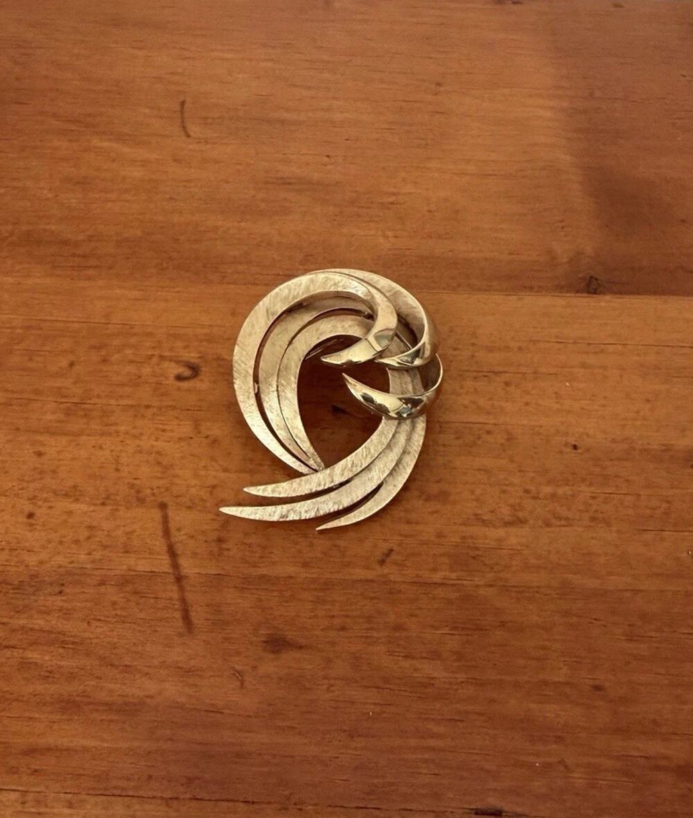 Vintage Trifari Gold Tone Brushed Swirl Spray Brooch Mid Century Modern Designer